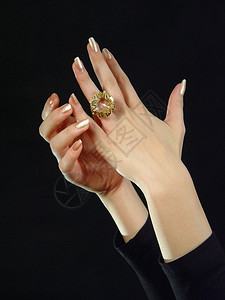 手指上戴戒指的女手背景图片