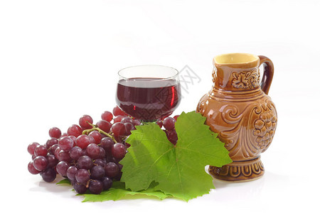 红葡萄酒配葡萄叶和酒壶图片