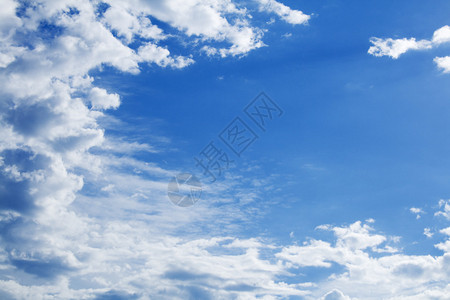 蓝天白云照亮了太阳背景图片