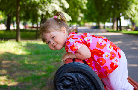 公园里穿红裙子的小女孩图片