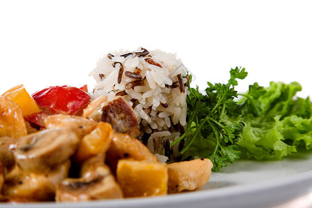 白盘上的米肉和蔬菜图片