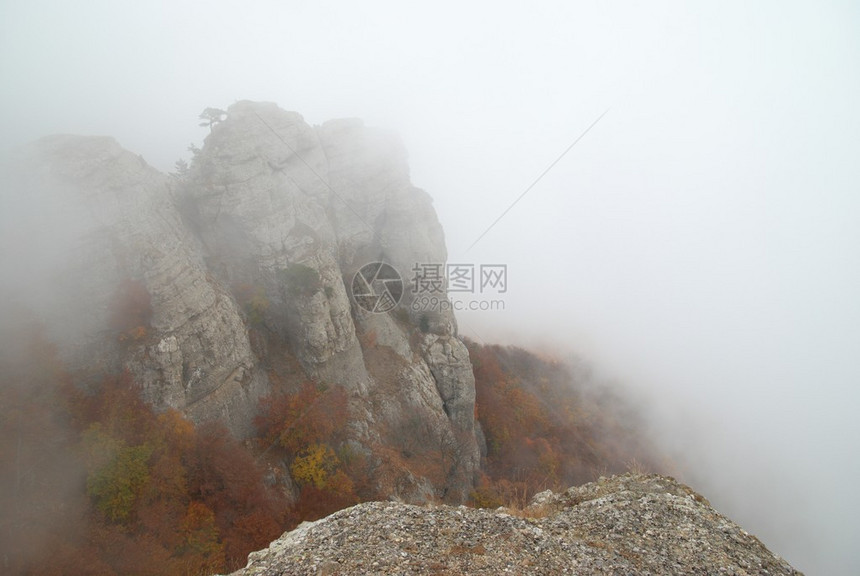 山中的薄雾有云和岩石的景观图片