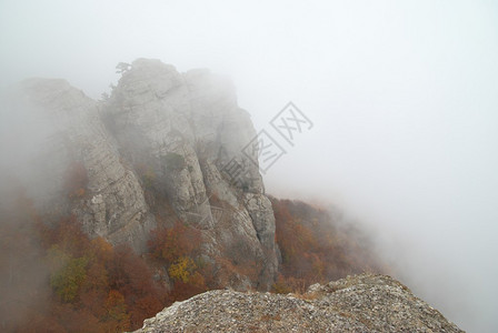 山中的薄雾有云和岩石的景观图片