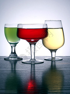 三种不同颜色的玻璃背景图片