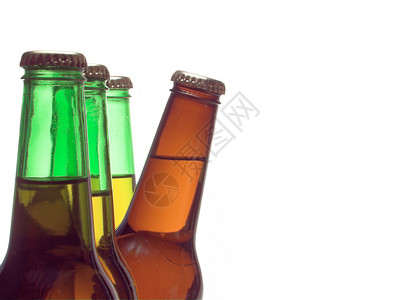 一杯美味的冷啤酒从绿色图片