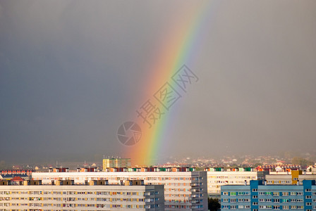 在大住宅区的彩虹中发图片
