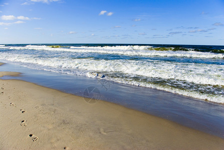 脚踩在沙滩上背景是大海图片