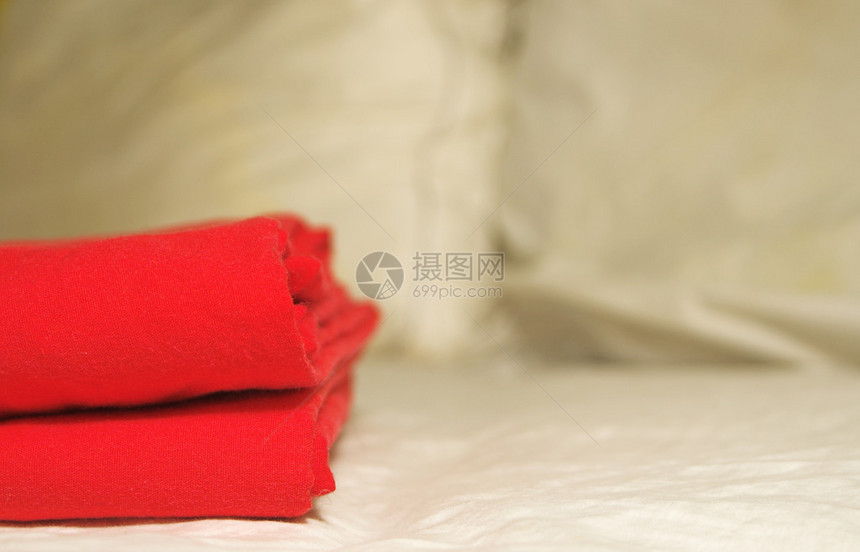 浪漫的红色床单整图片