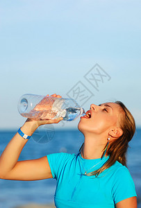 女人慢跑后喝水图片