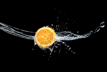 橙子和水喷洒图片