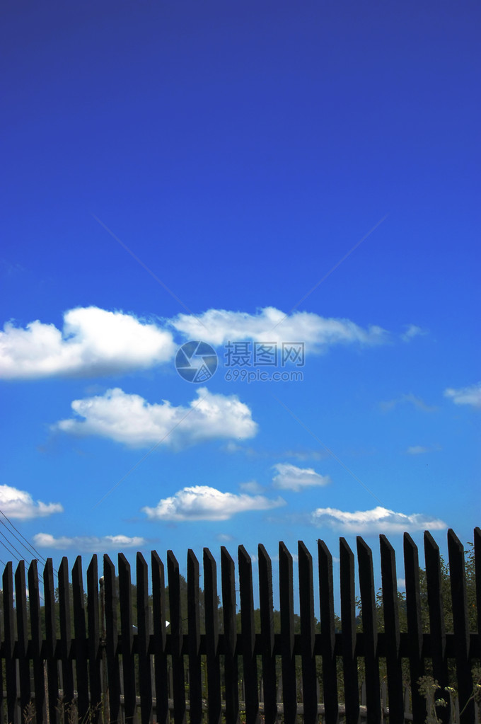 有美丽的蓝天和白云的栅栏图片