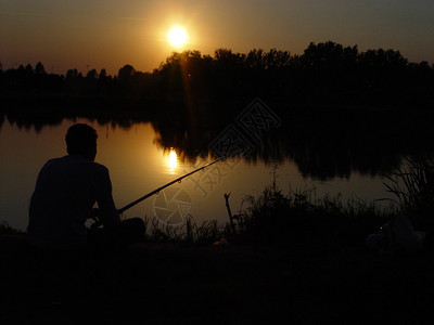 夕阳下的渔夫图片