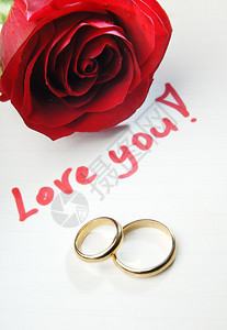 与红玫瑰和结婚戒指的情书图片