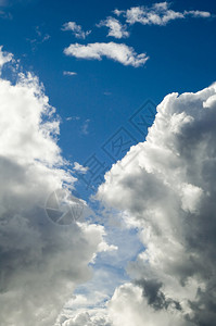 蓬松的云彩灰色的云彩和蓝天图片