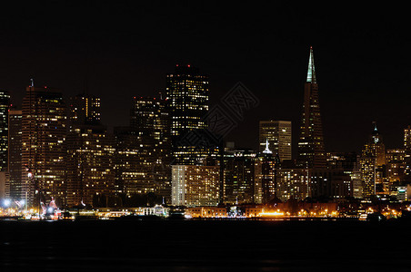 在夜间的旧金山城市天际线图片