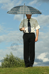 持雨伞在草地上的严图片