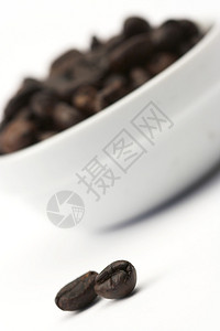 咖啡豆在白色图片