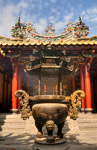 东方金香炉的传统寺庙图片