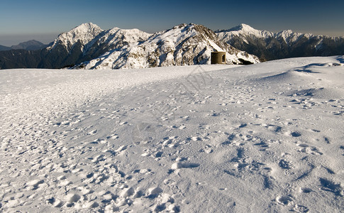 山风景优美脚踩雪地图片