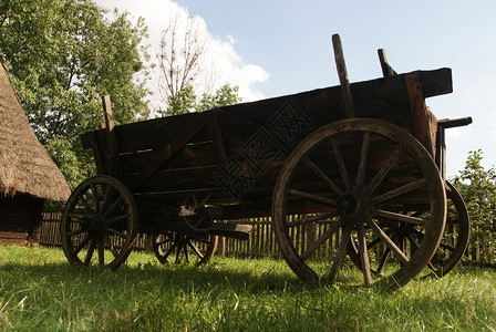 村里的旧木车图片