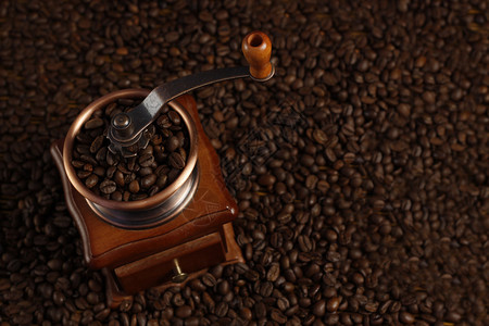 咖啡机上的咖啡研磨机图片