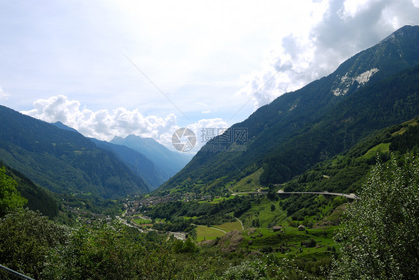山区景观村庄和森林瑞士南图片