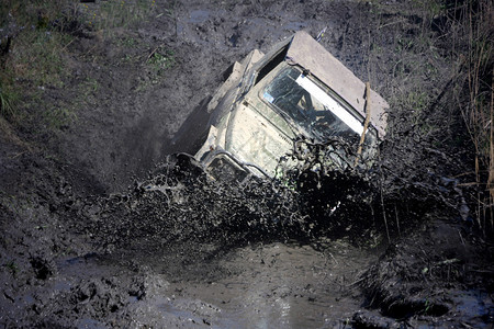 极端越野大泥泞中的跑车图片