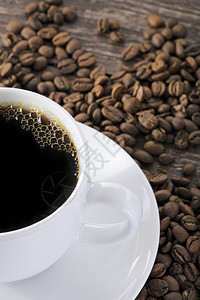 一杯新鲜的咖啡和咖啡豆图片