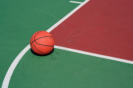 篮球在罚球线图片