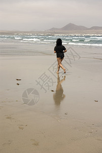 在沙滩上奔跑的女人图片