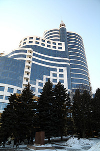 蓝天映衬的现代高层城市建筑图片