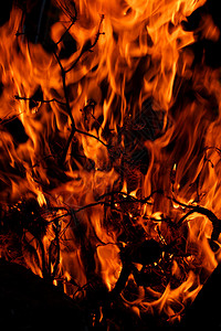 火和花在漆黑的夜晚野营火图片