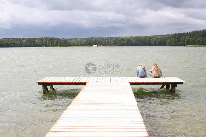 暴风雨前的湖图片