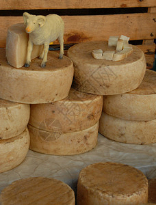 科西嘉市场上的奶酪图片