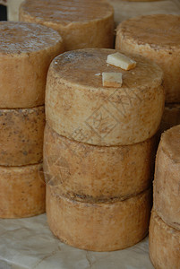 科西嘉市场上的奶酪图片
