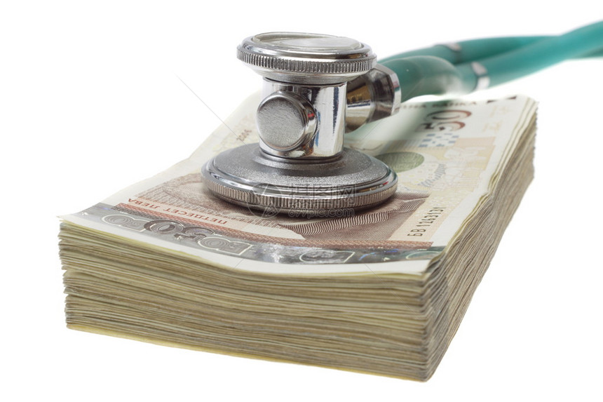 在钱的顶部的听诊器选择地关注听诊器它可以描述高昂的医药费图片