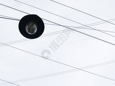 电线缆束缚的天空中的路灯图片