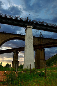 天空和云彩的铁路桥图片
