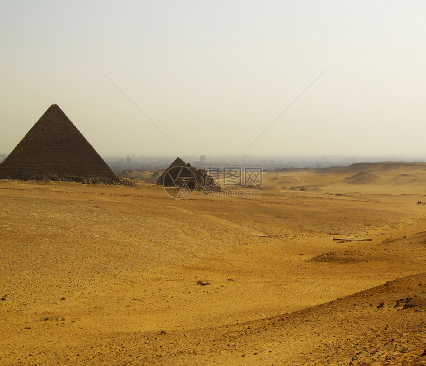 埃及吉萨大金字塔中的两座图片