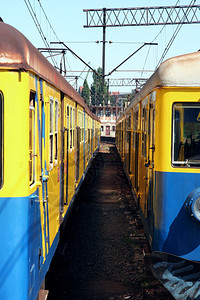 两列火车的透视图背景图片