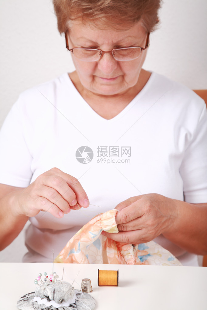 老妇手缝的照片图片