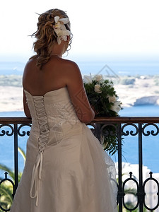 在阳台上的新娘看着图片