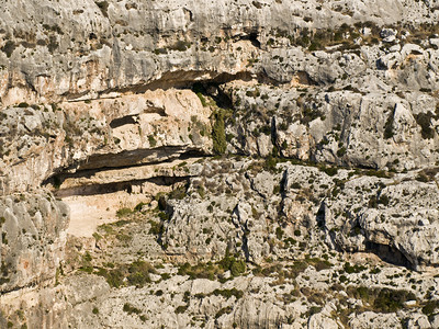 马耳他的悬崖面充满洞图片