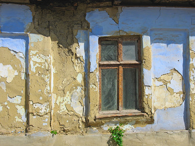 旧窗户旧棕色和蓝色的旧墙图片