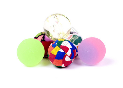 彩色的小型橡胶球紧闭在白背景图片