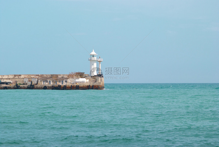 海湾中的灯塔海天一色图片