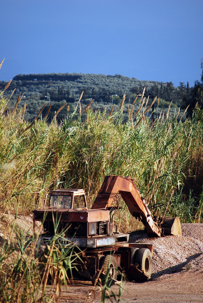 一个老式的机械挖掘机被遗弃在克里特图片