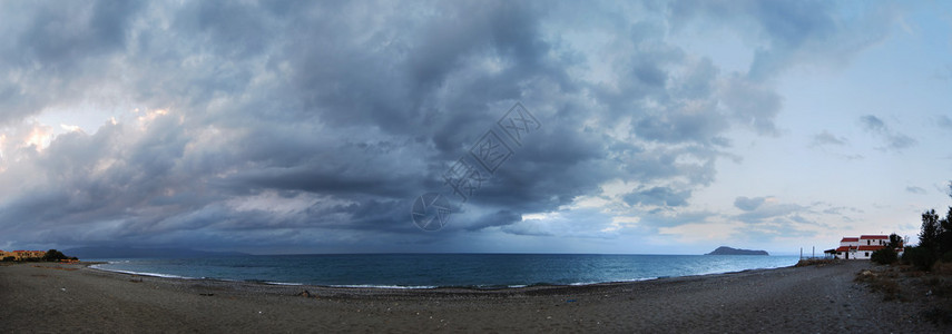 一场暴风雨从海面靠近希腊克里特岛盖拉图片