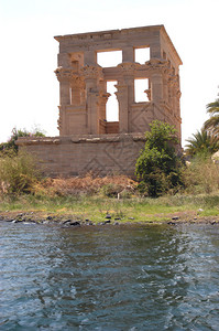 埃及菲莱岛上的古代托勒密神庙图片