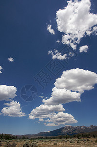 浮肿的暴风云在蓝天上形成和老化的栅栏图片